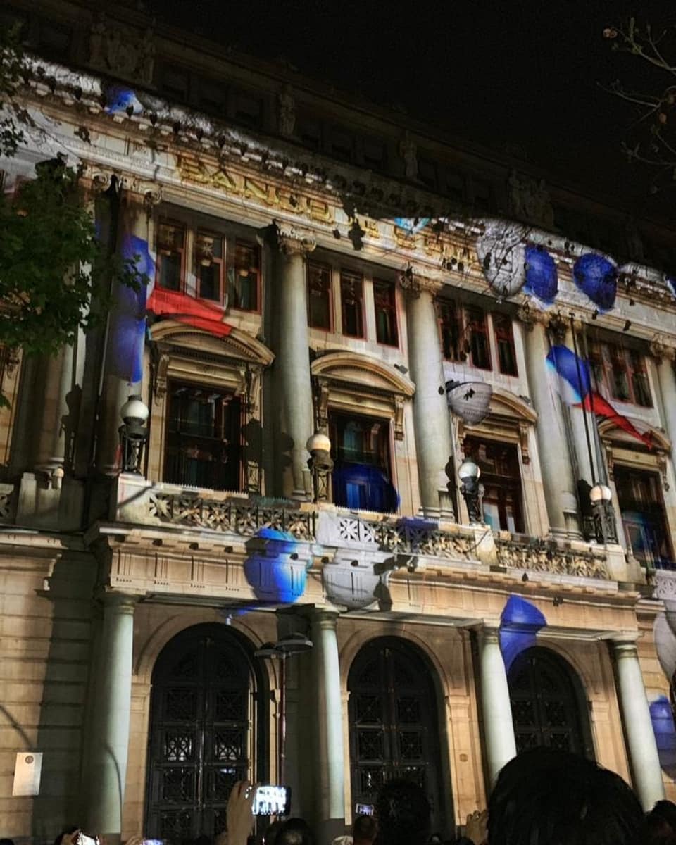 Lee más sobre el artículo FILUSA: La noche de Santiago se ilumina en las fachadas de sus edificios históricos