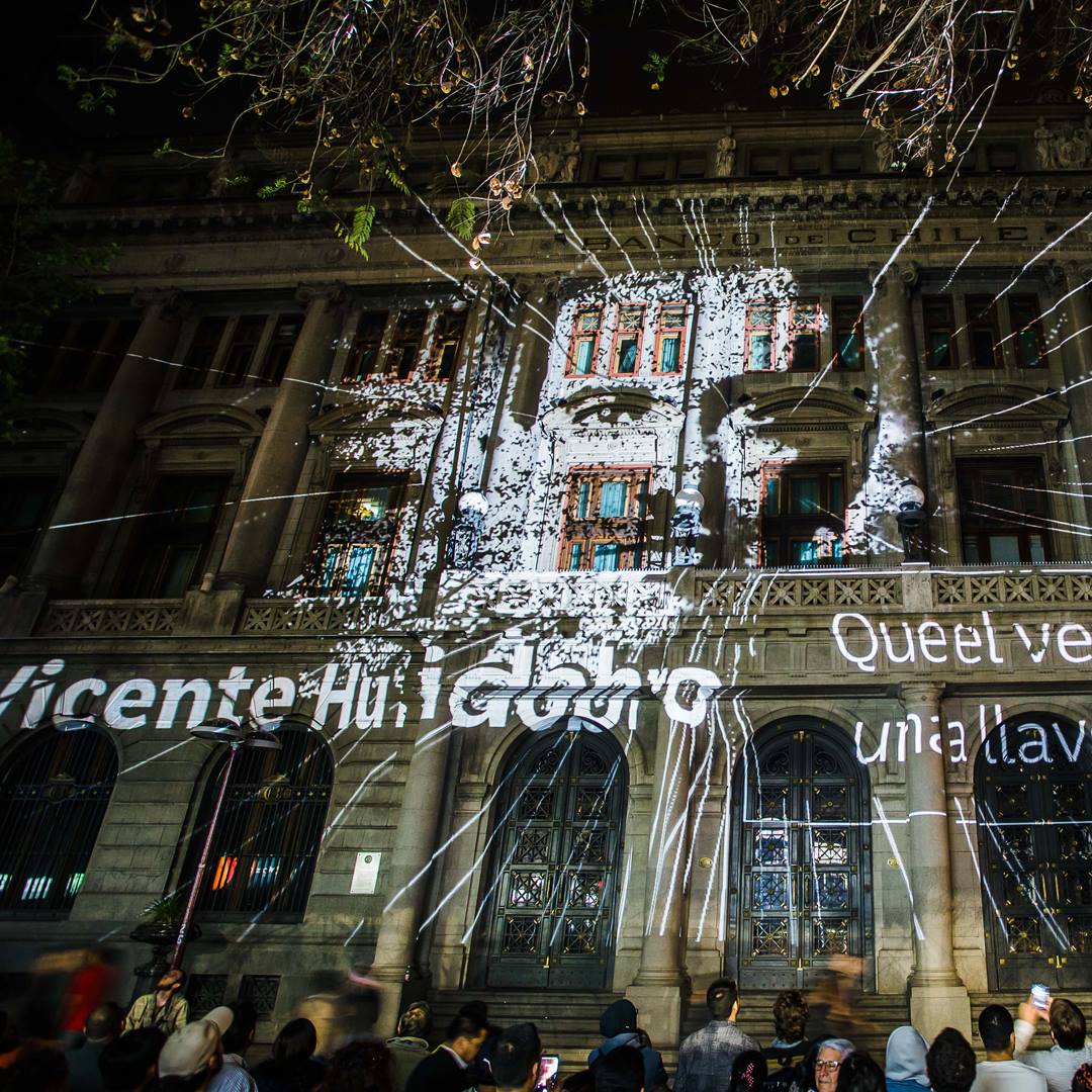 Lee más sobre el artículo Las postales que dejó primera noche de la Fiesta de la Luz en Santiago: continuará hasta el sábado